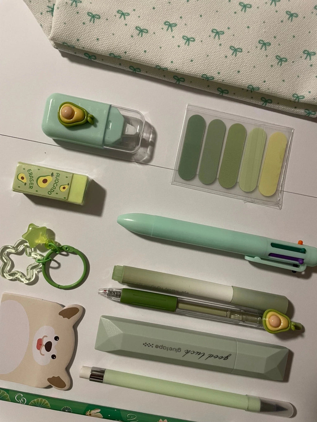 coffret rentrée scolaire vert avec noeud zoom sur stylos quatre couleurs