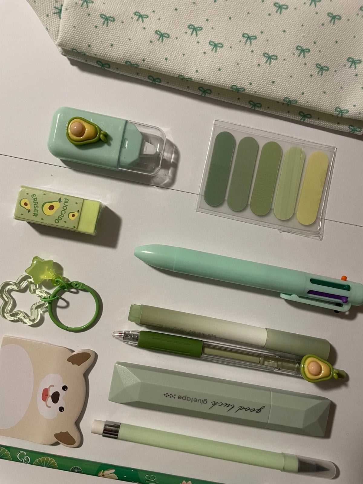 coffret rentrée scolaire vert avec noeud zoom sur stylos quatre couleurs