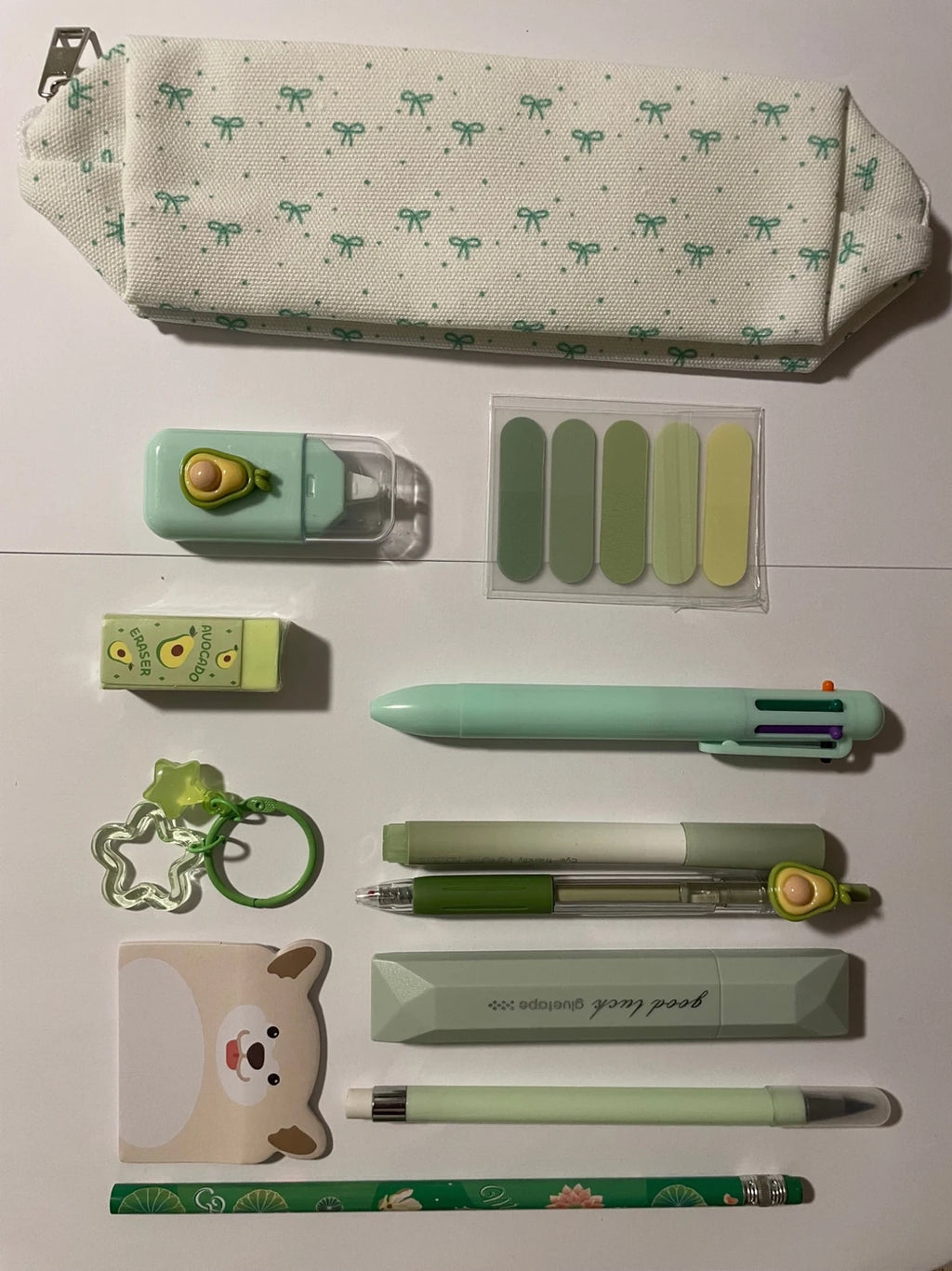 coffret rentrée scolaire vert avec noeud zoom stylo avocat