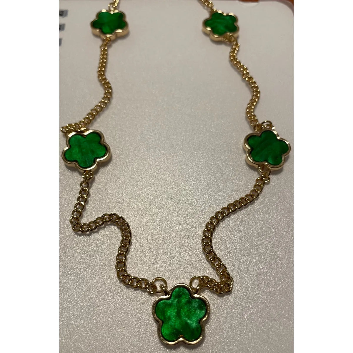 Collier puces fleurs vertes et dorées pour femme