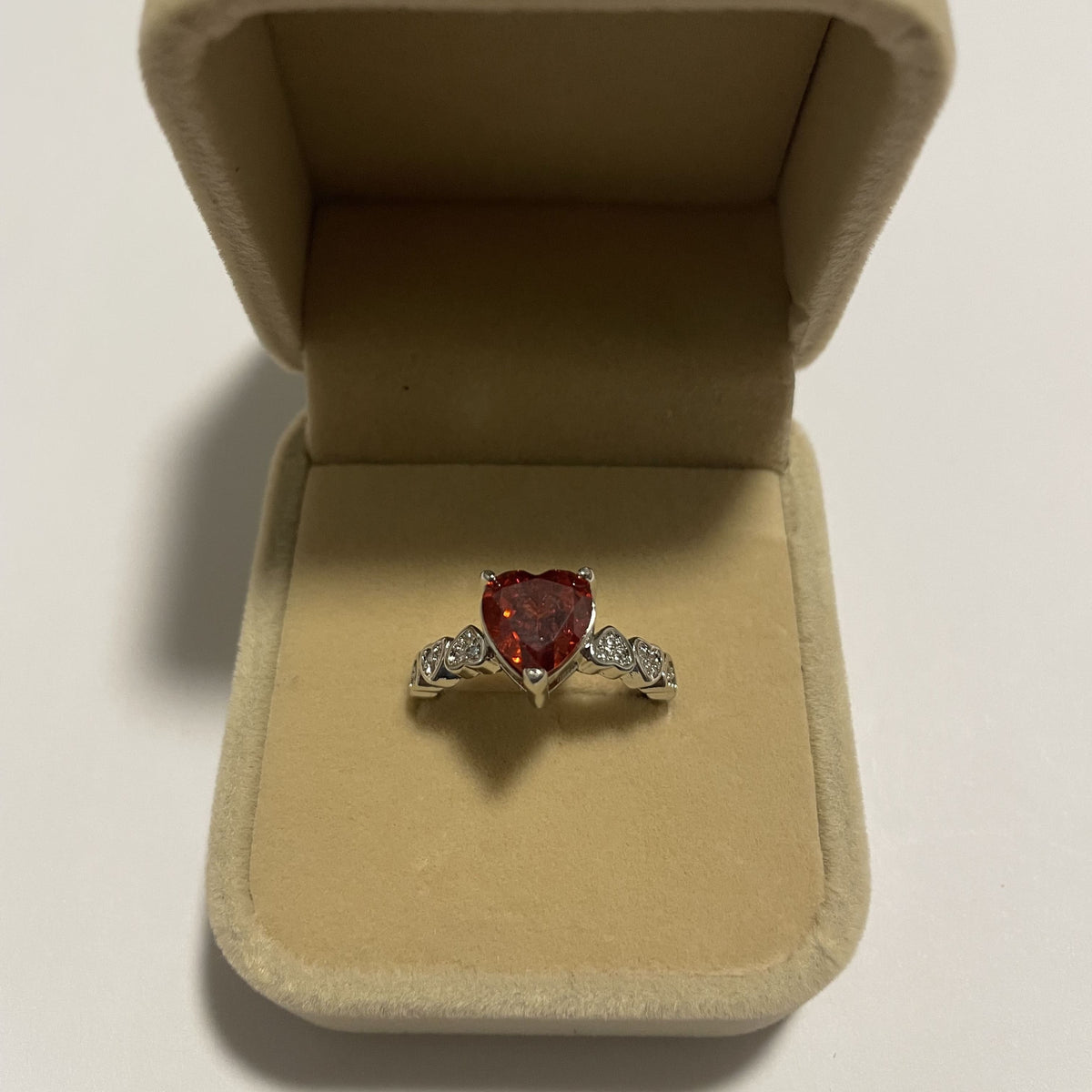 Bague cœur rouge ajustable avec détails scintillants