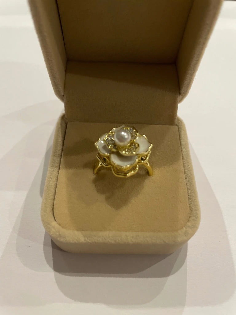 Bague dorée en forme de rose blanche avec centre décoratif à l’effet perlé