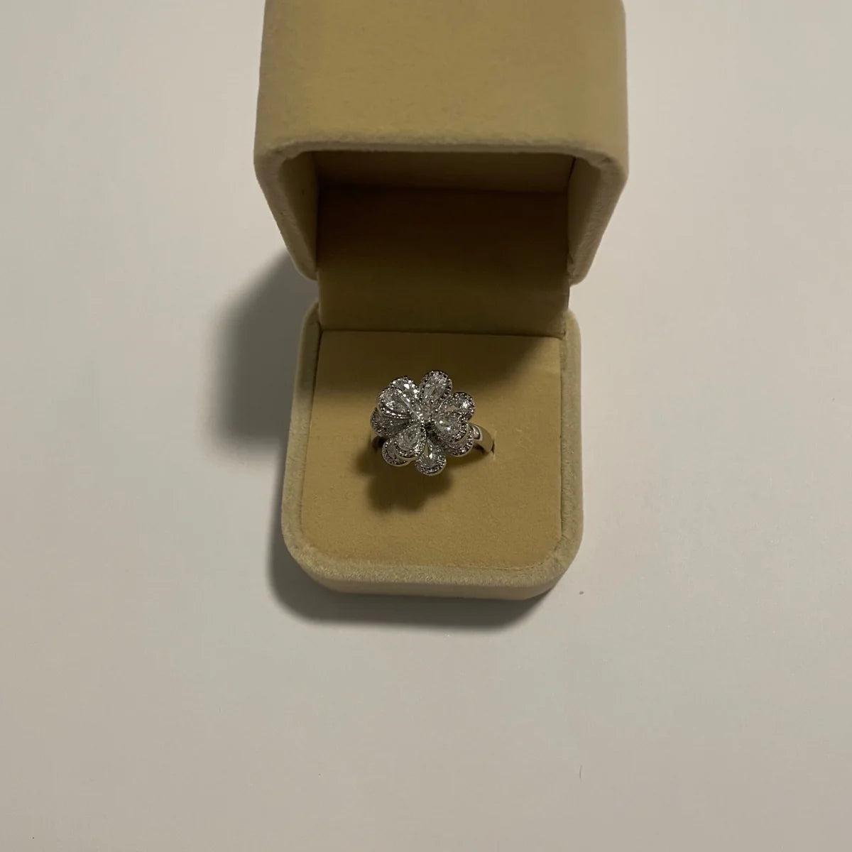 Bague fleur argentée ajustable avec pétales facettés et détails scintillants