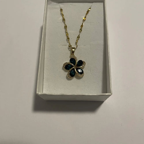 Collier fleur verte doré avec pendentif quatre pétales et strass