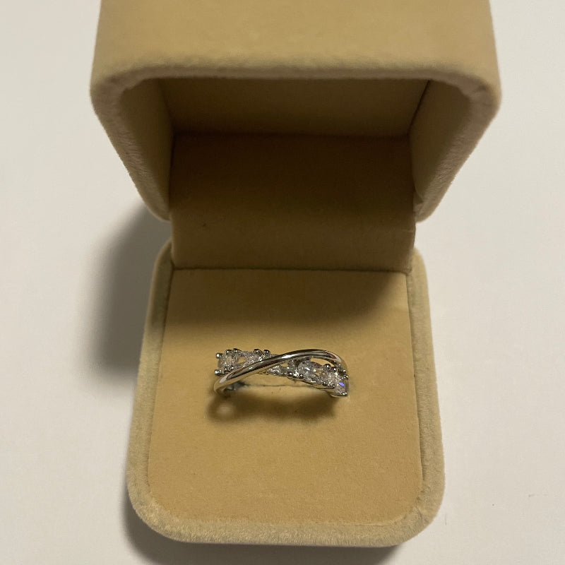 Bague torsadée argentée avec strass cristal blanc