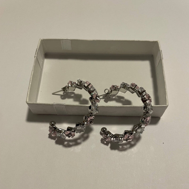 Boucles d'oreilles créoles argentées avec zircon rose et transparent