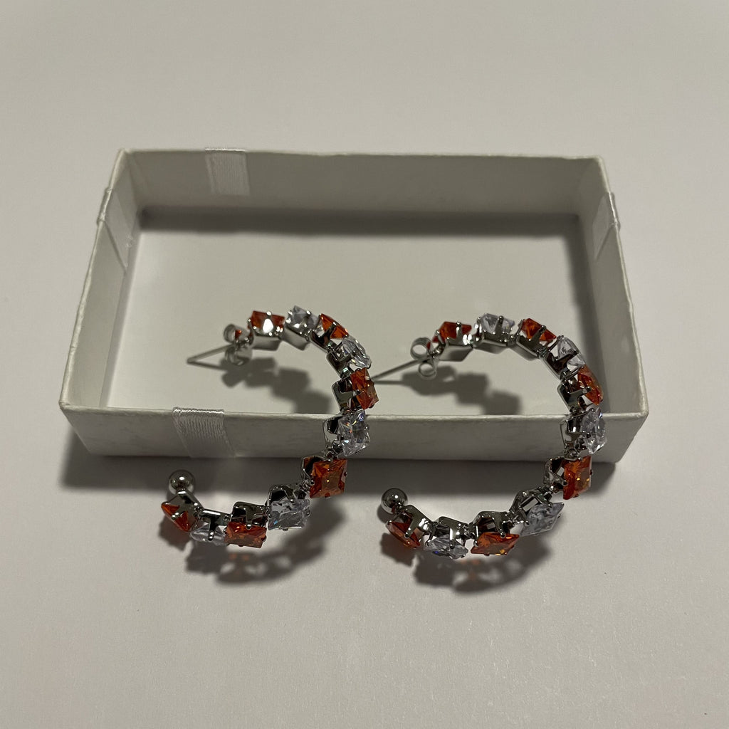 Boucles d'oreilles créoles rouges et blanches avec détails argentés