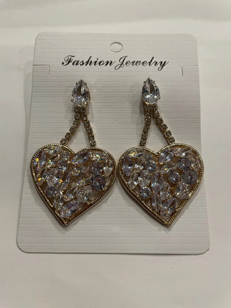 Grandes boucles d’oreilles cœur dorées garnies de détails transparents et facettés
