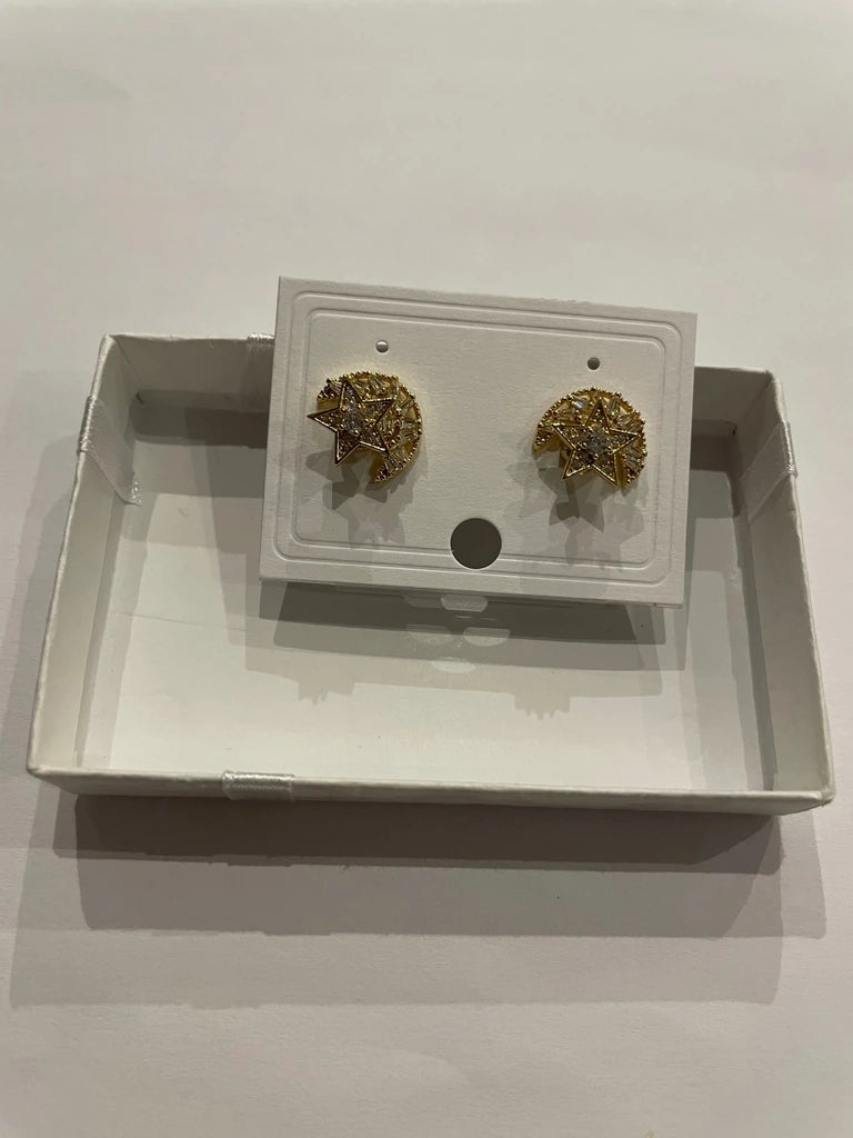 Boucles d’oreilles dorées représentant une lune et une étoile aux détails scintillants