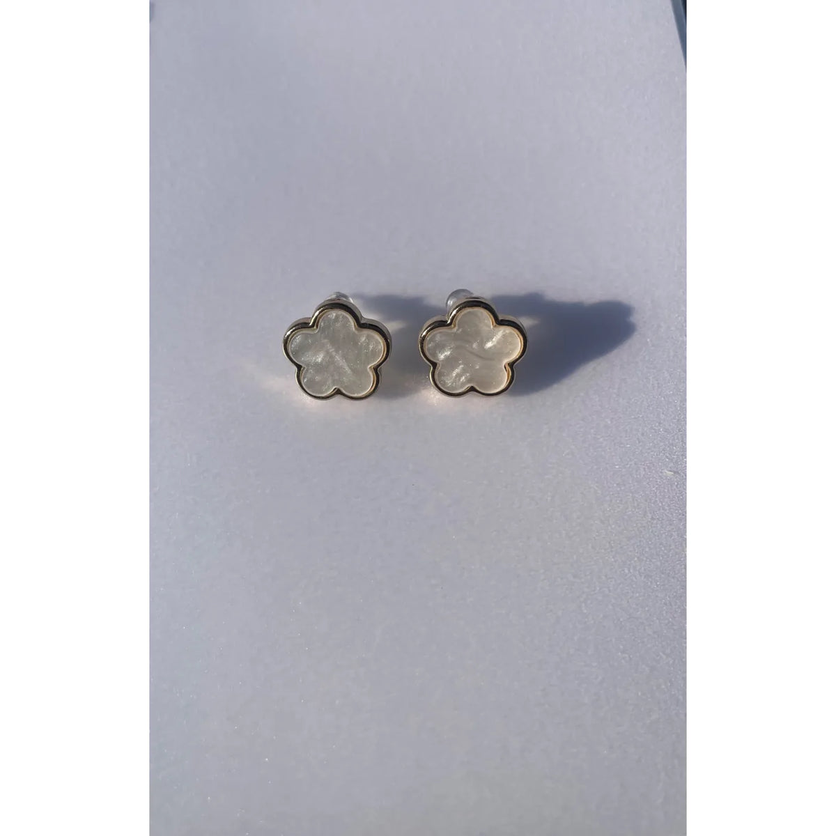 Boucles d’oreilles puces fleurs blanches et dorées pour femme