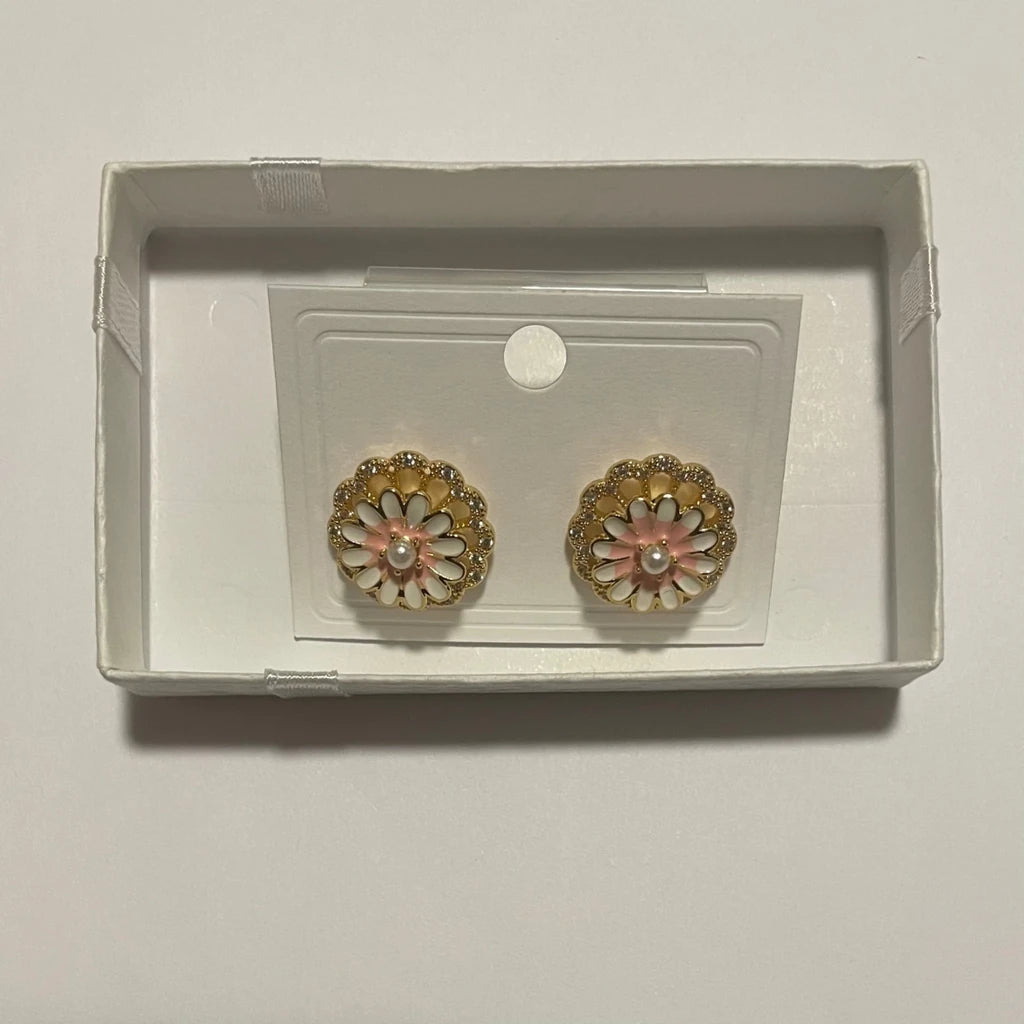 Boucles d’oreilles à pétales roses et blancs, centre à l’aspect perlé et contour doré scintillant