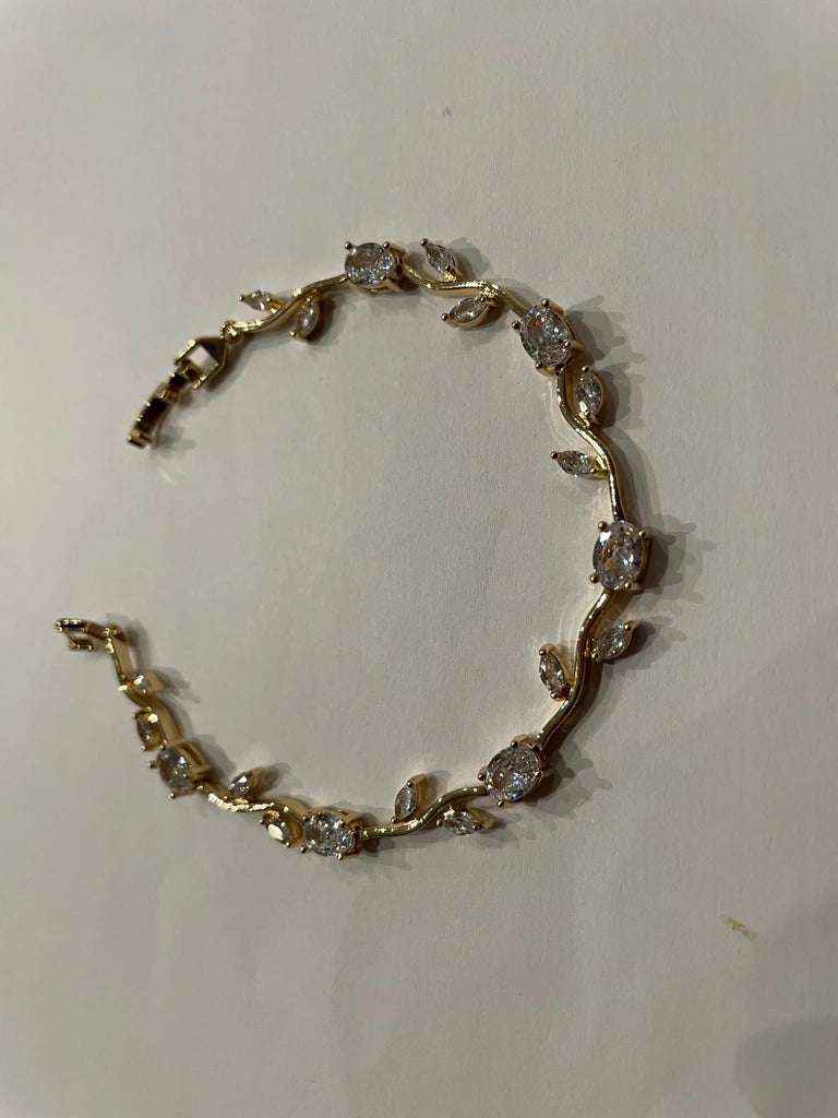 Bracelet doré inspiré du feuillage et orné de détails transparents scintillants