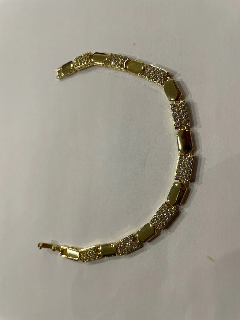Bracelet doré composé de maillons géométriques lisses et scintillants