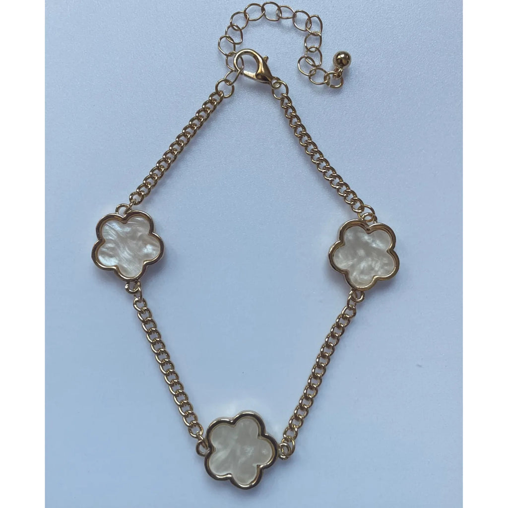 Bracelet doré femme avec trois fleurs blanches effet nacré