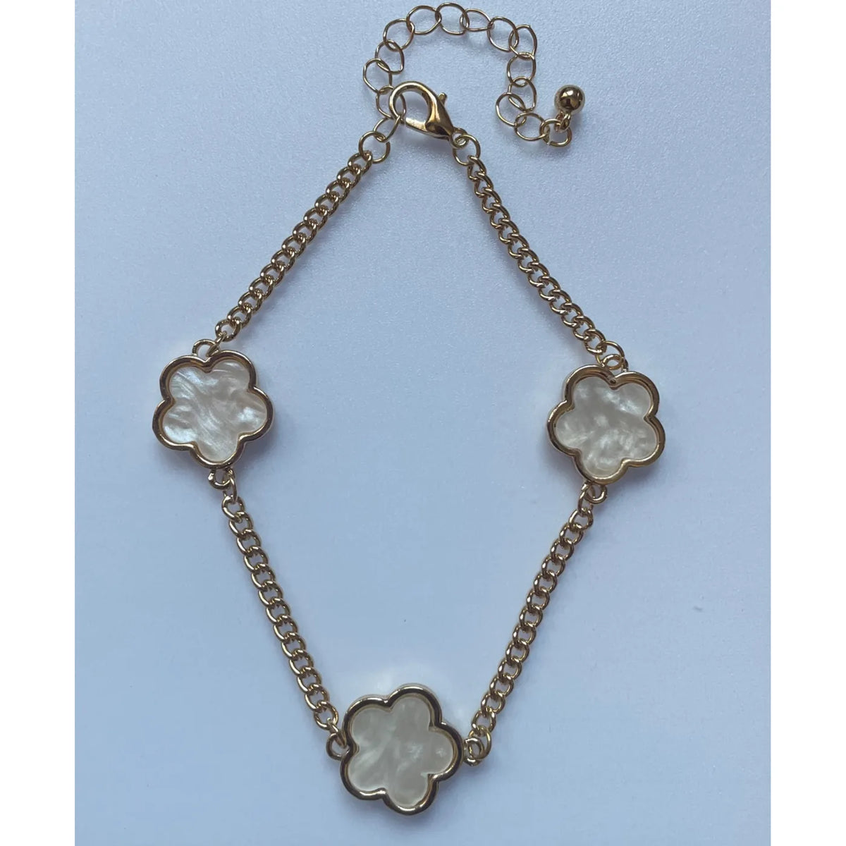 Bracelet doré femme avec trois fleurs blanches effet nacré