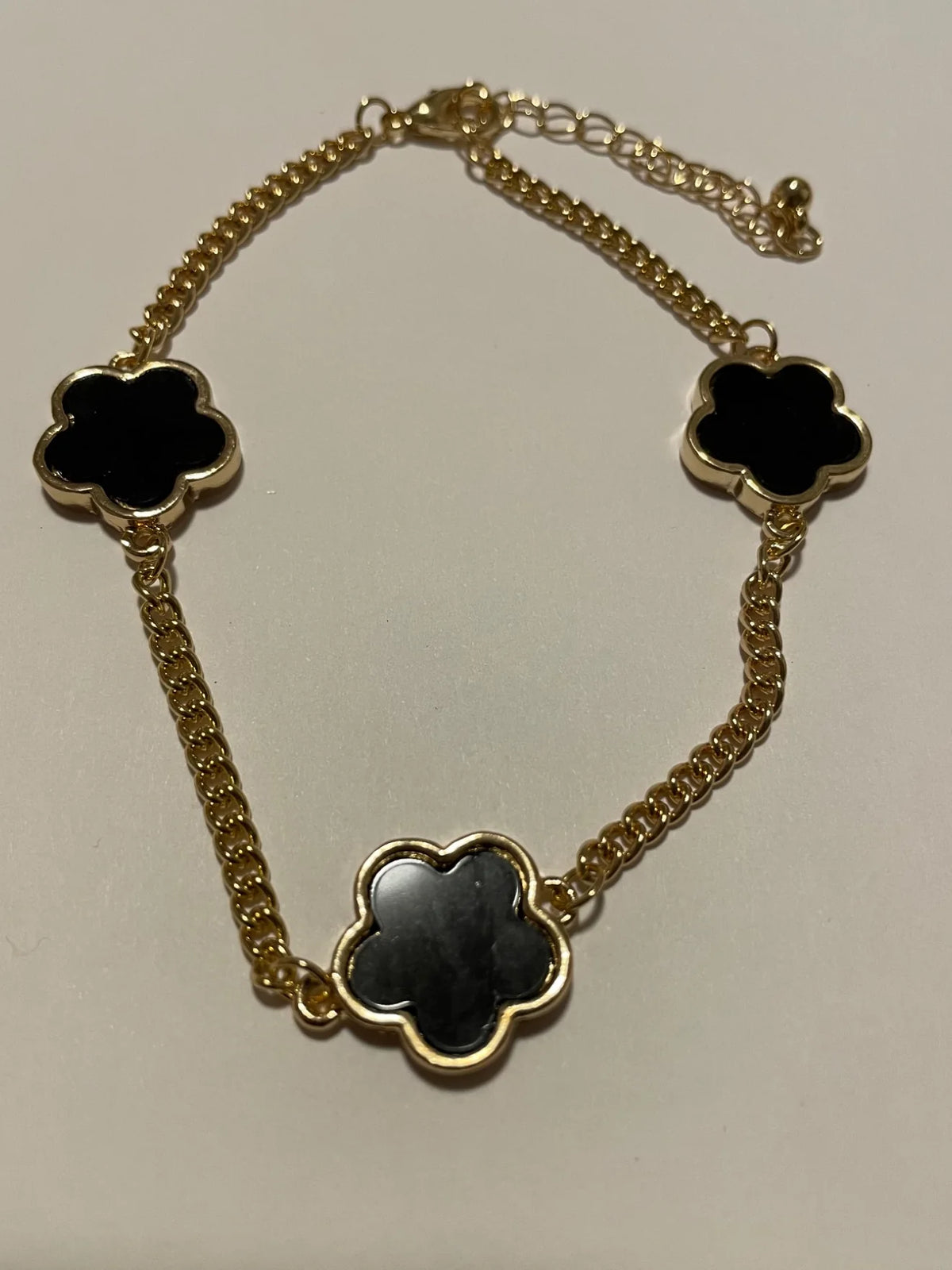 Bracelet femme doré ajustable avec trois fleurs noires