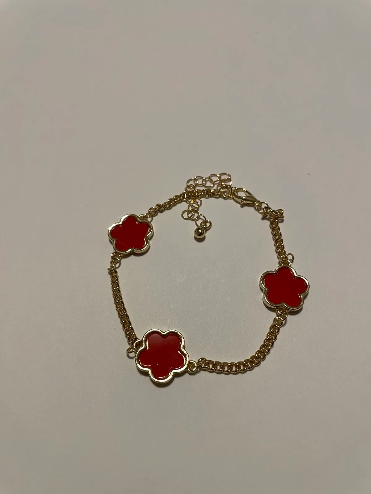 Bracelet doré femme avec trois motifs fleurs rouges et chaînette réglable