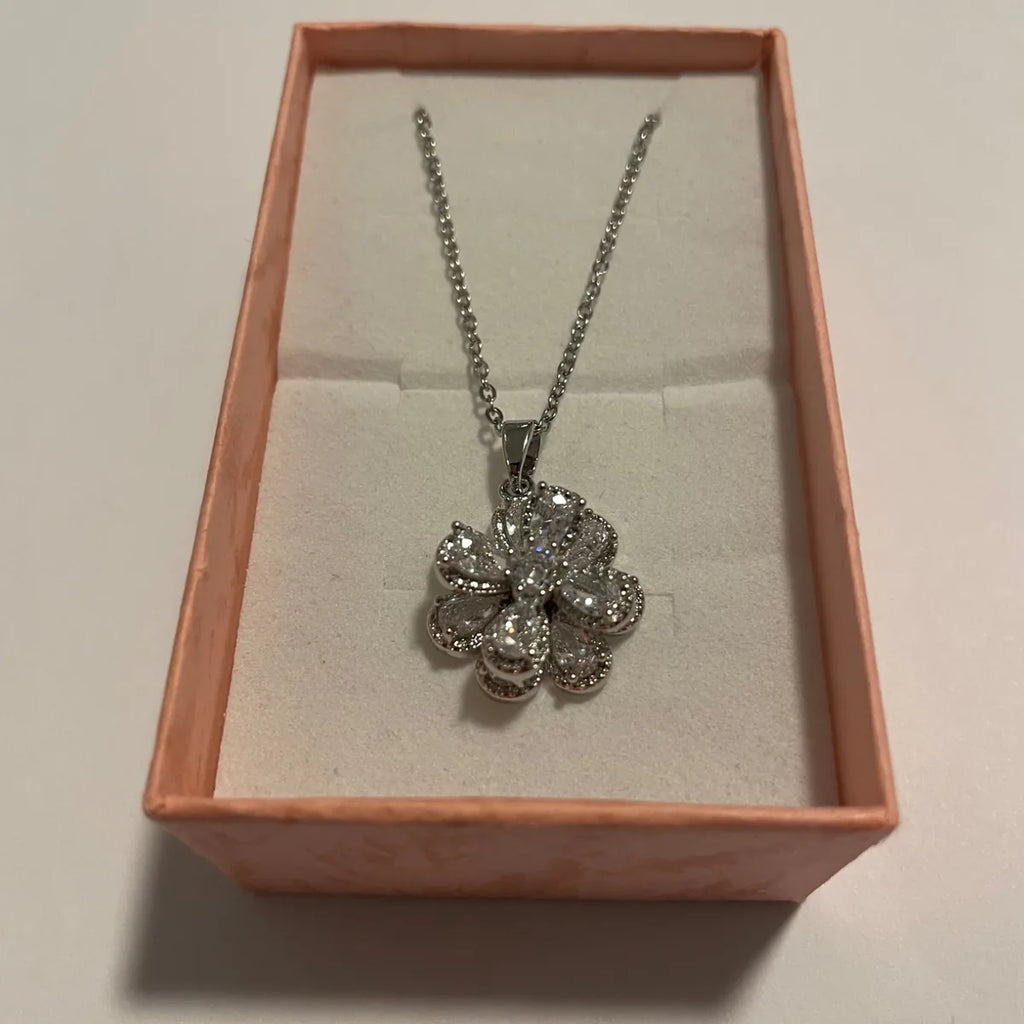 Collier fleur argenté à pendentif tournant avec éléments transparents scintillants