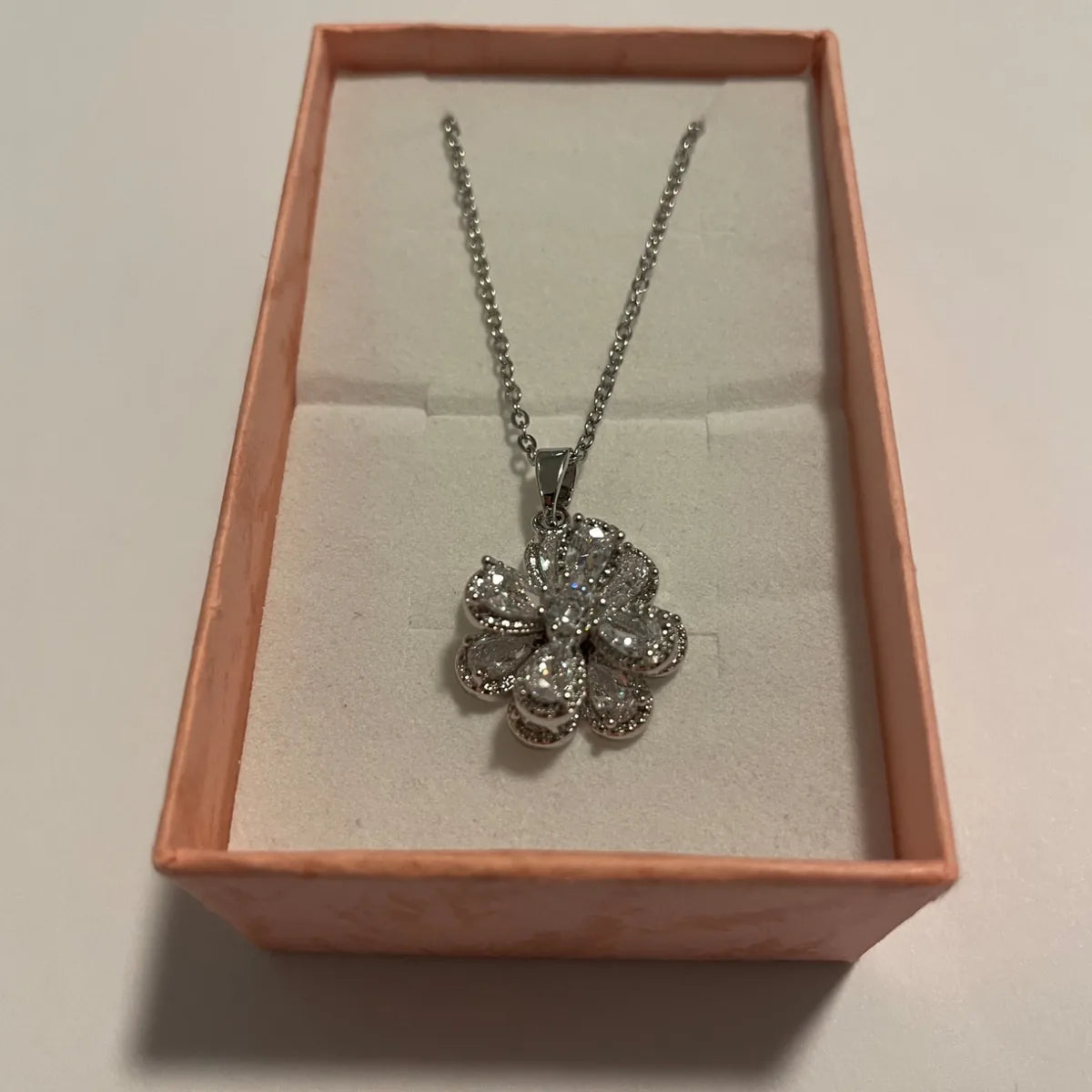 Collier fleur argenté à pendentif tournant avec éléments transparents scintillants