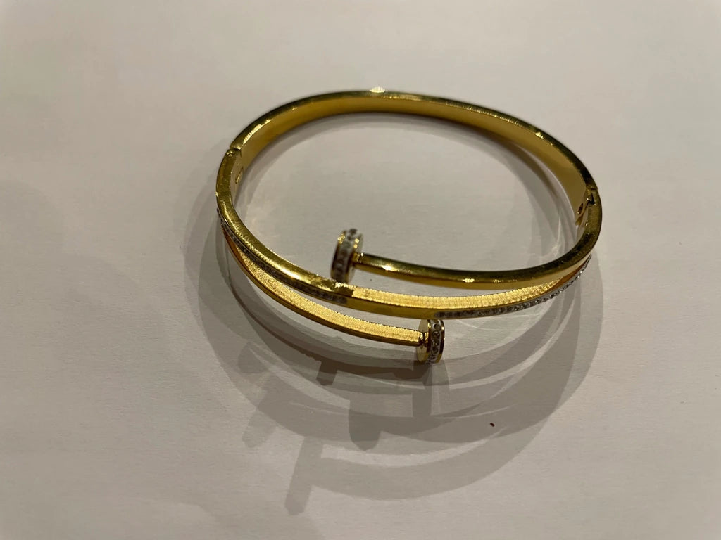 Bracelet jonc doré aux lignes entrelacées et détails transparents scintillants