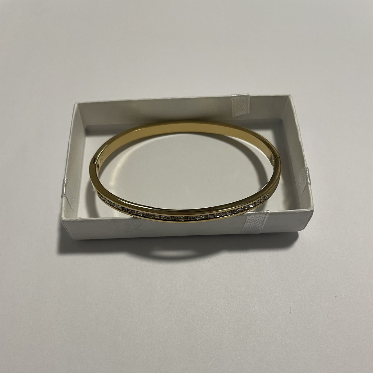 Bracelet jonc doré avec ligne de micro-strass