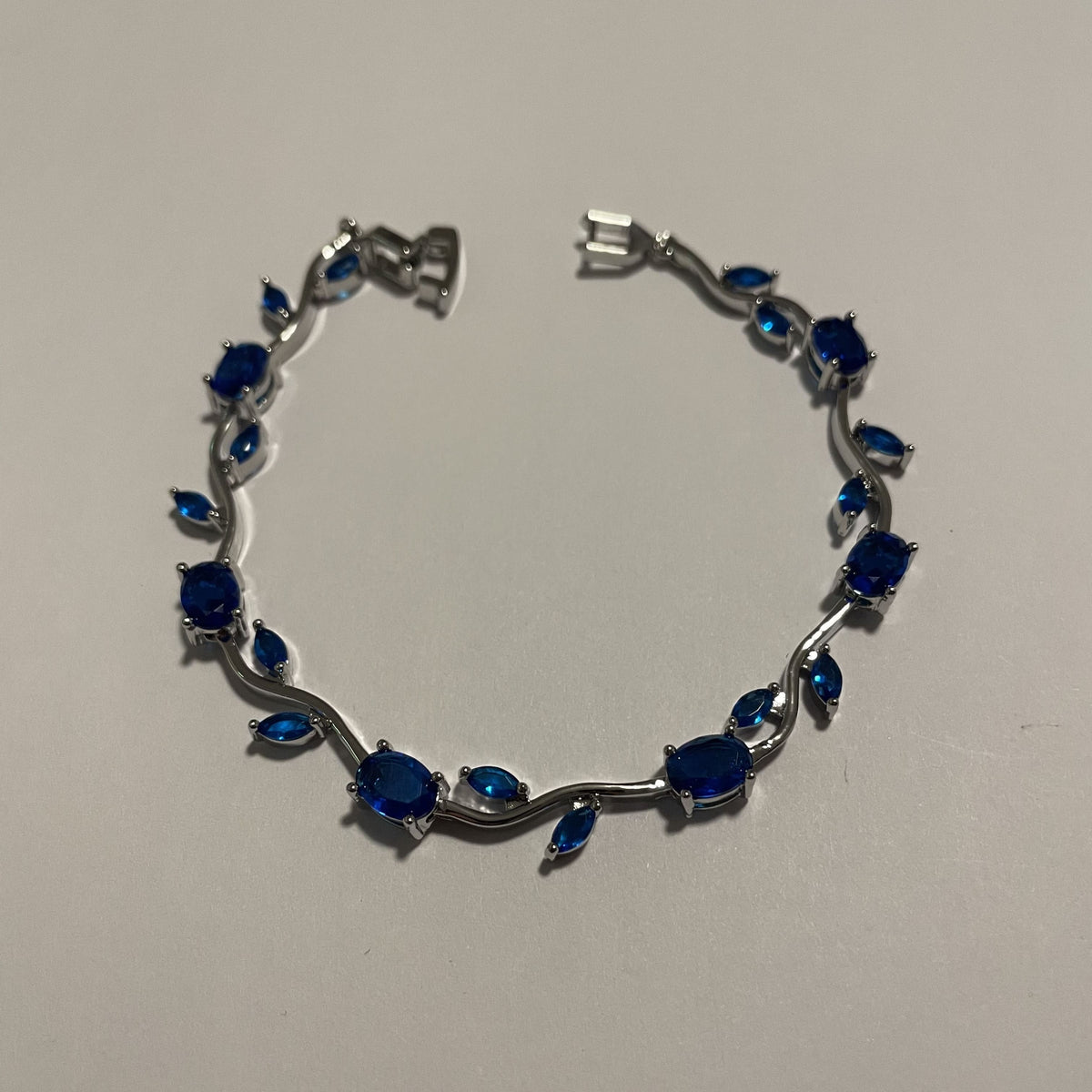 Bracelet liane bleu intense avec détails argentés