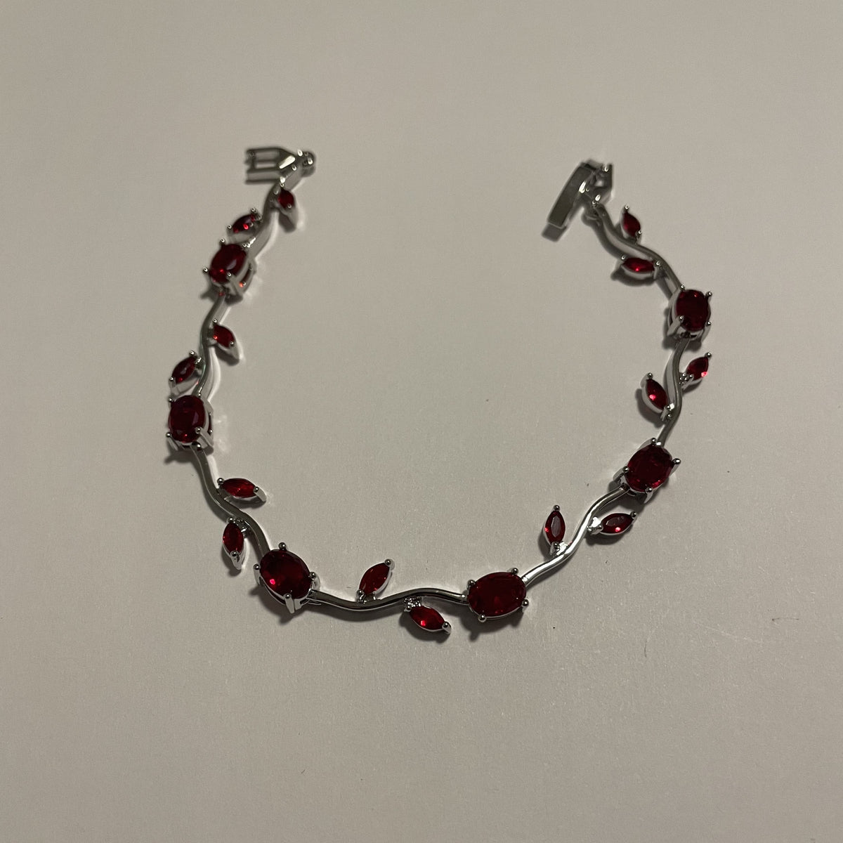 Bracelet liane rouge intense avec détails argentés