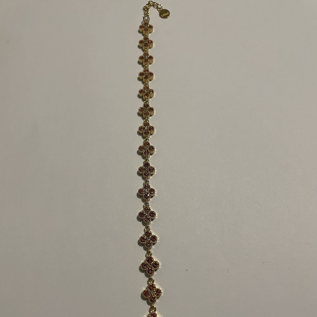 Bracelet doré à trèfles quatre feuilles ornés de strass roses