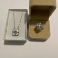 Coffret bijoux fantaisie argenté avec collier trèfle transformable et bague fleur