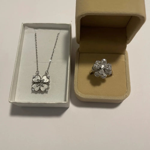 Coffret bijoux fantaisie argenté avec collier trèfle transformable et bague fleur
