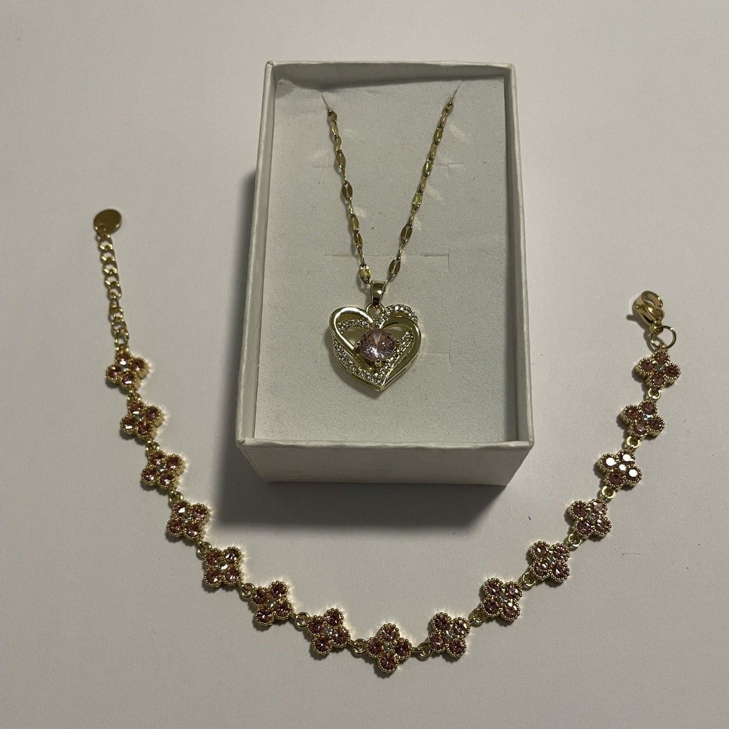 Coffret bijoux cœur avec collier doré rose et bracelet trèfles roses