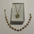 Coffret bijoux cœur avec collier doré rose et bracelet trèfles roses