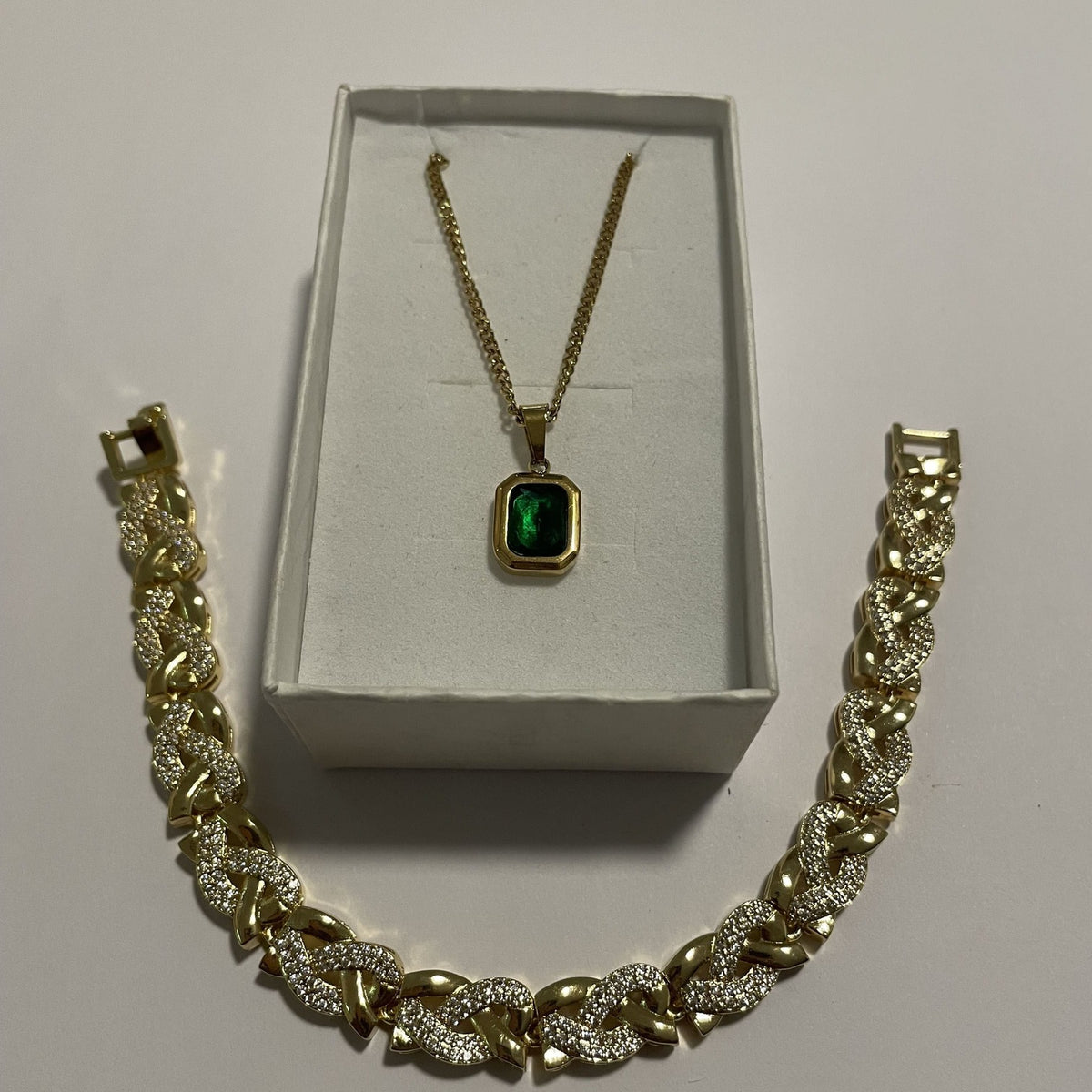 Coffret bijoux fantaisie dorés avec collier pendentif vert et bracelet maille cubaine
