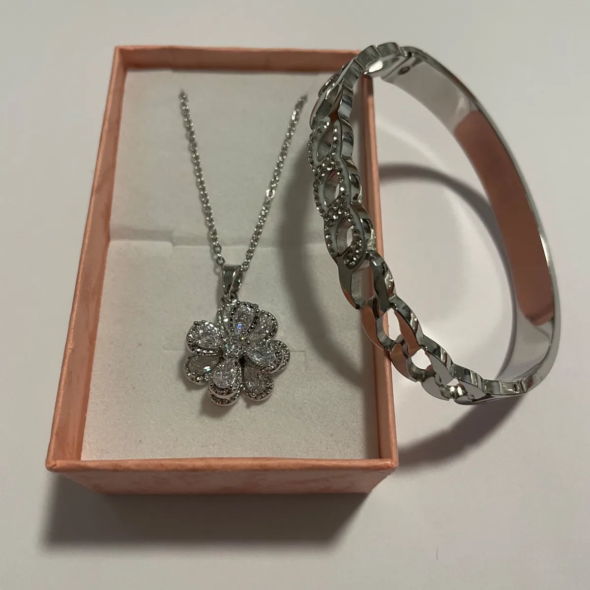 Coffret bijoux femme argenté avec collier fleur et bracelet jonc à détails scintillants