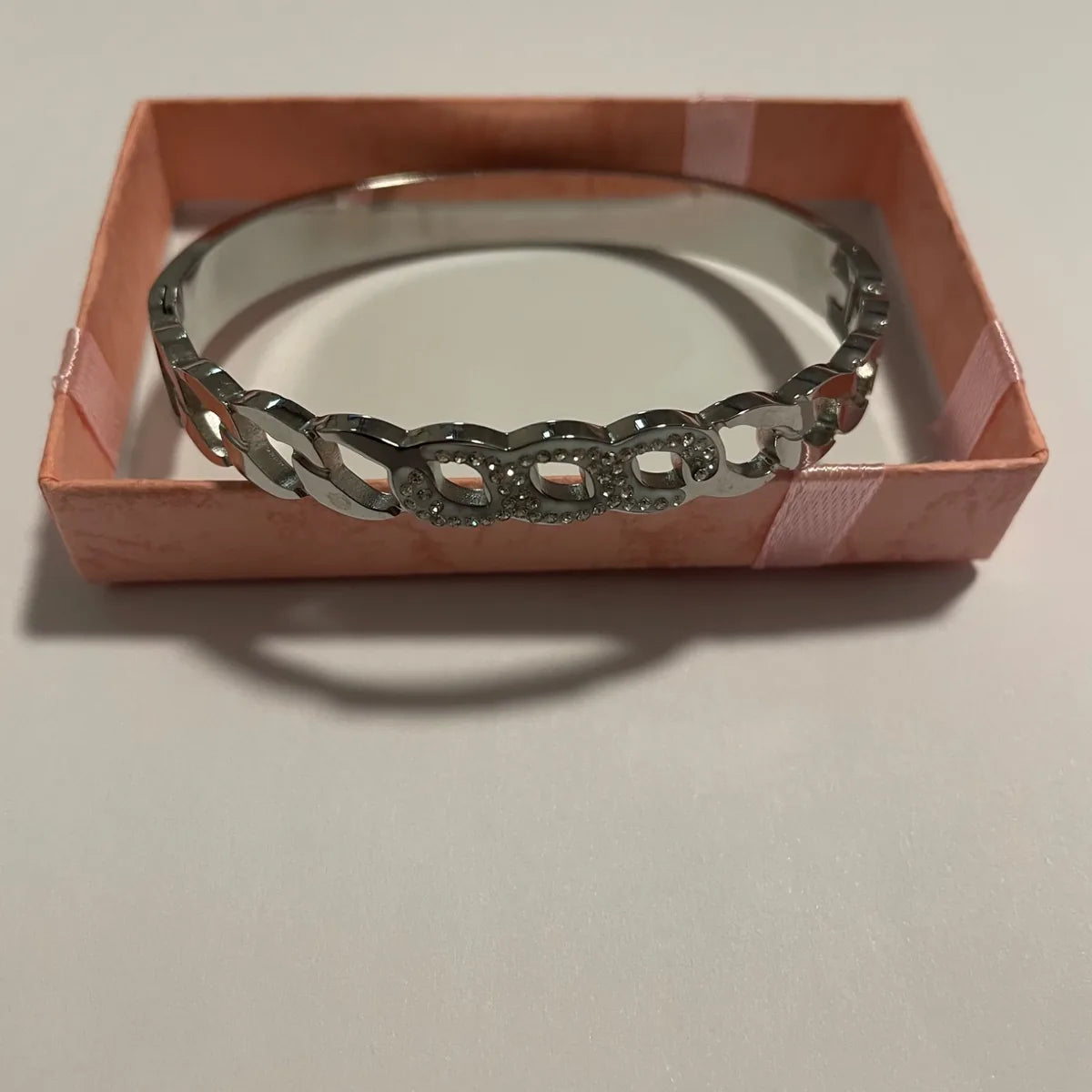 Bracelet jonc argenté pour femme avec motif ajouré et détails scintillants