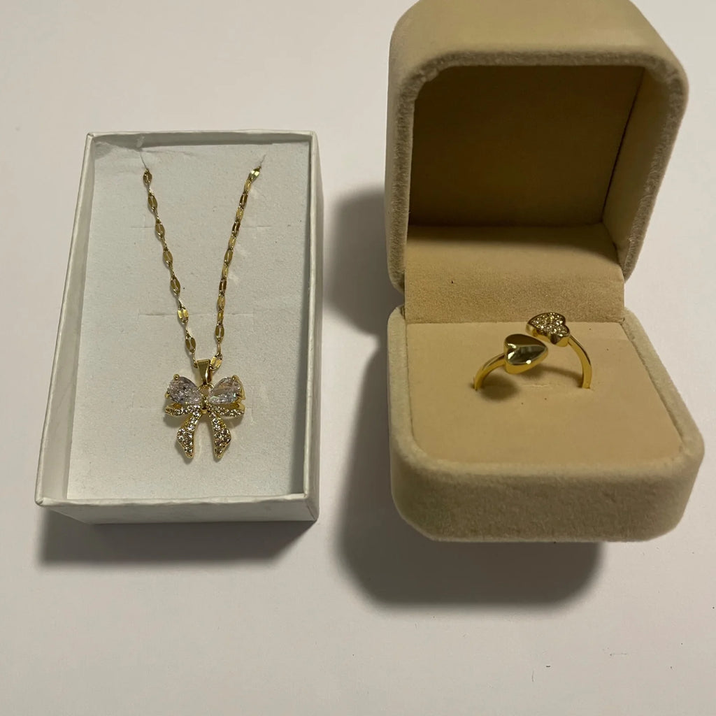 Coffret bijoux dorés avec collier nœud et bague double cœur