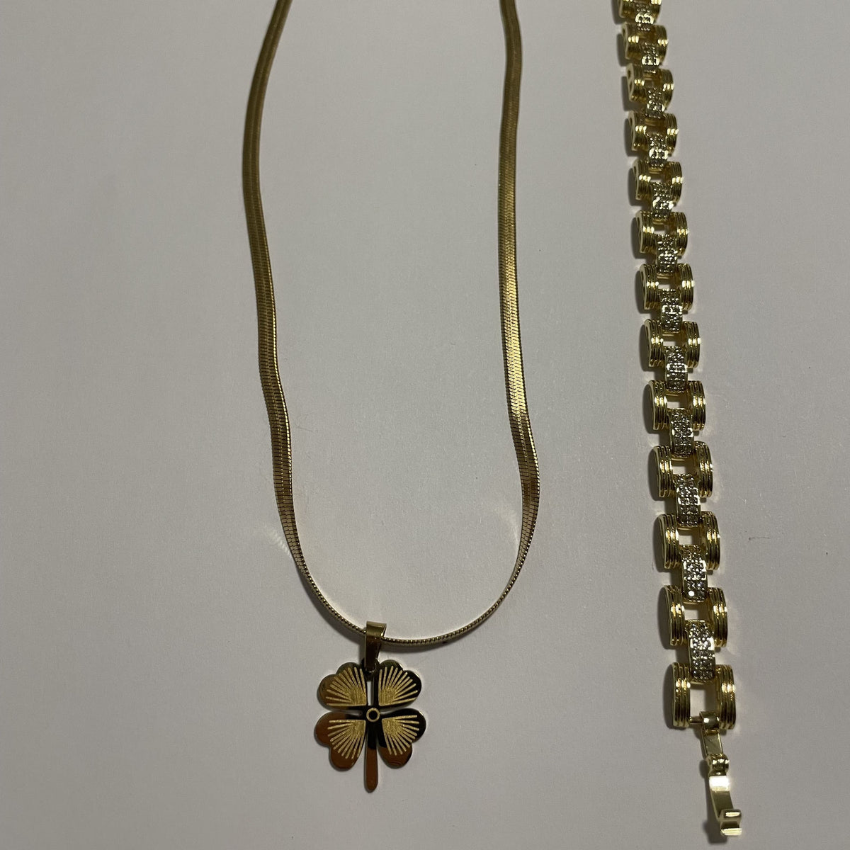 Coffret bijoux trèfle 4 feuilles avec collier et bracelet dorés