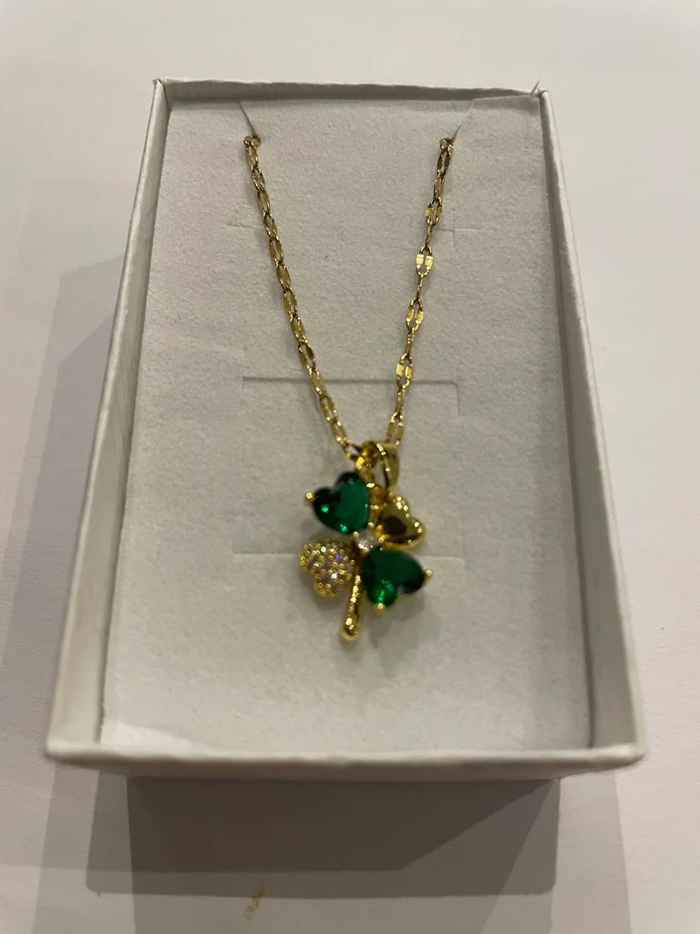 Collier doré à chaîne travaillée avec pendentif trèfle aux feuilles vert émeraude en forme de cœur