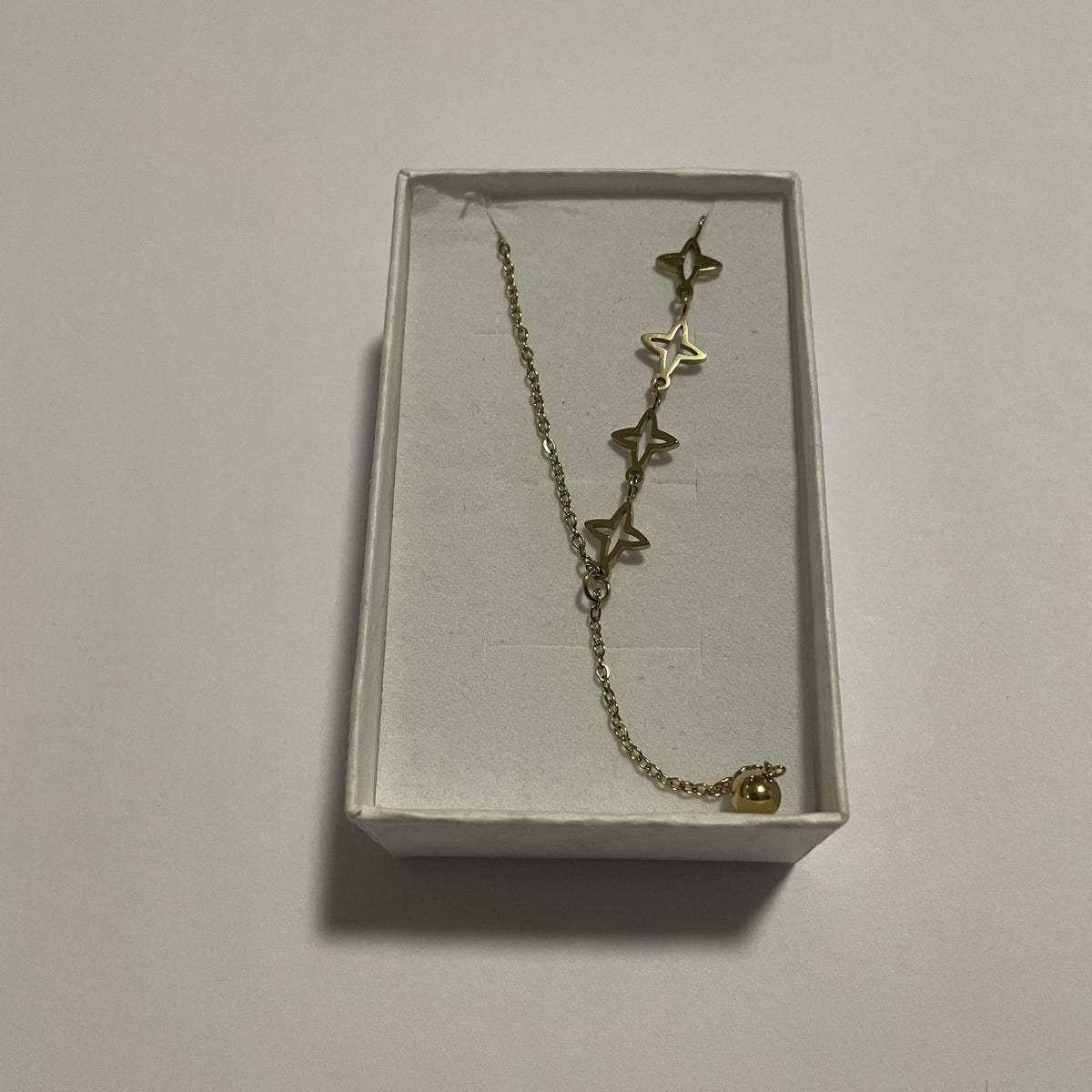 Collier étoiles doré ajouré à cinq étoiles