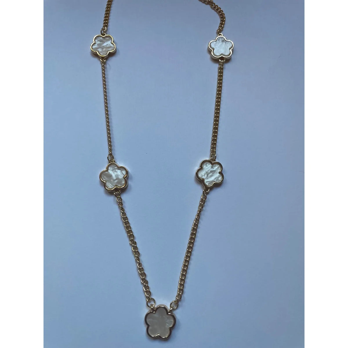 Collier doré femme avec cinq fleurs blanches effet nacré