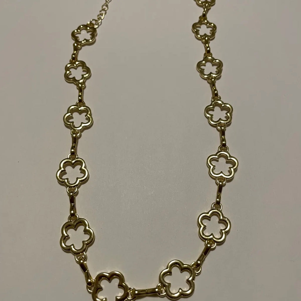 Collier fleurs doré pour femme composé de motifs floraux ajourés