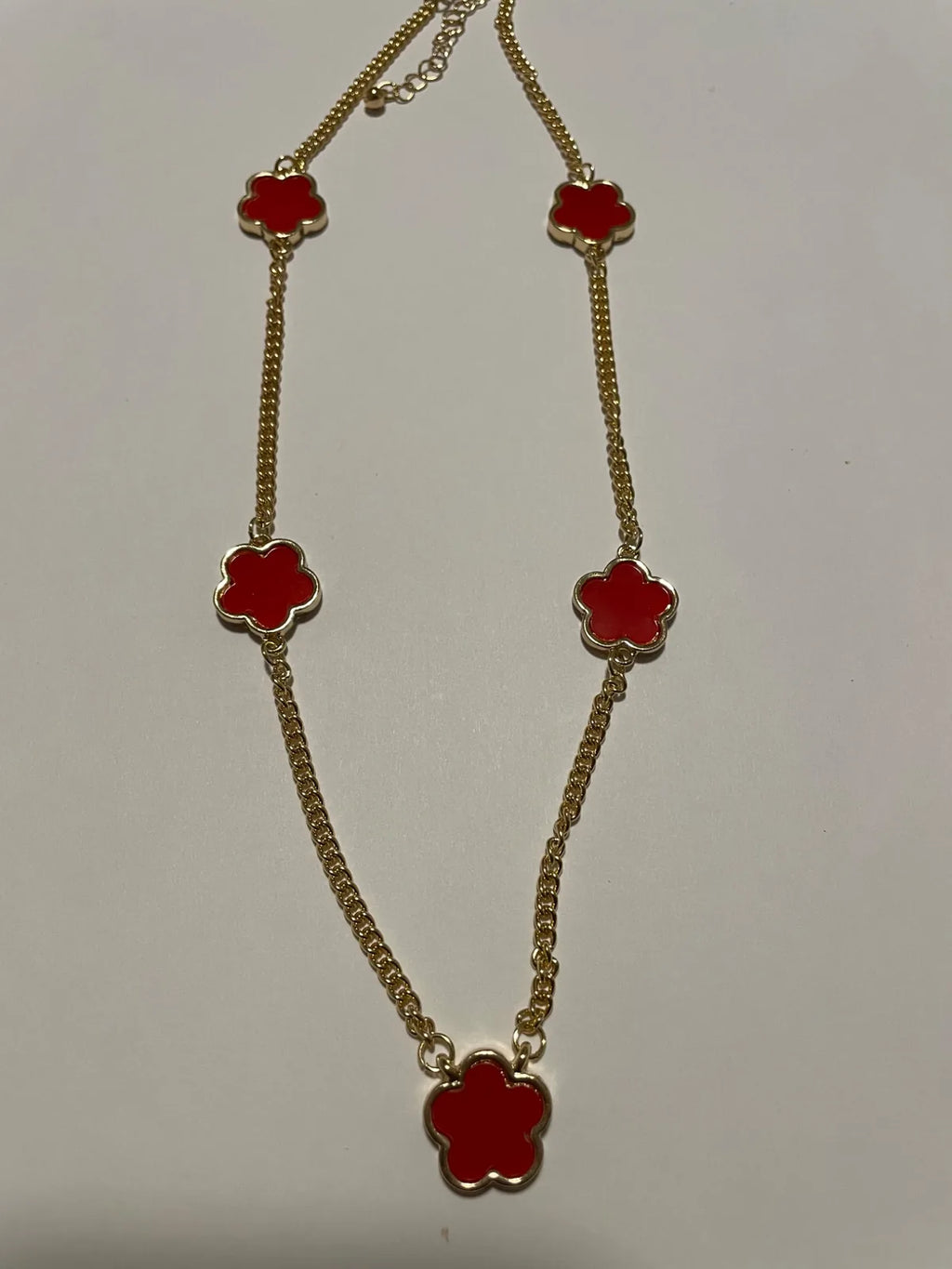 Collier doré femme orné de cinq motifs fleurs rouges