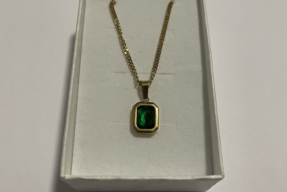 Collier doré avec pendentif rectangulaire vert émeraude