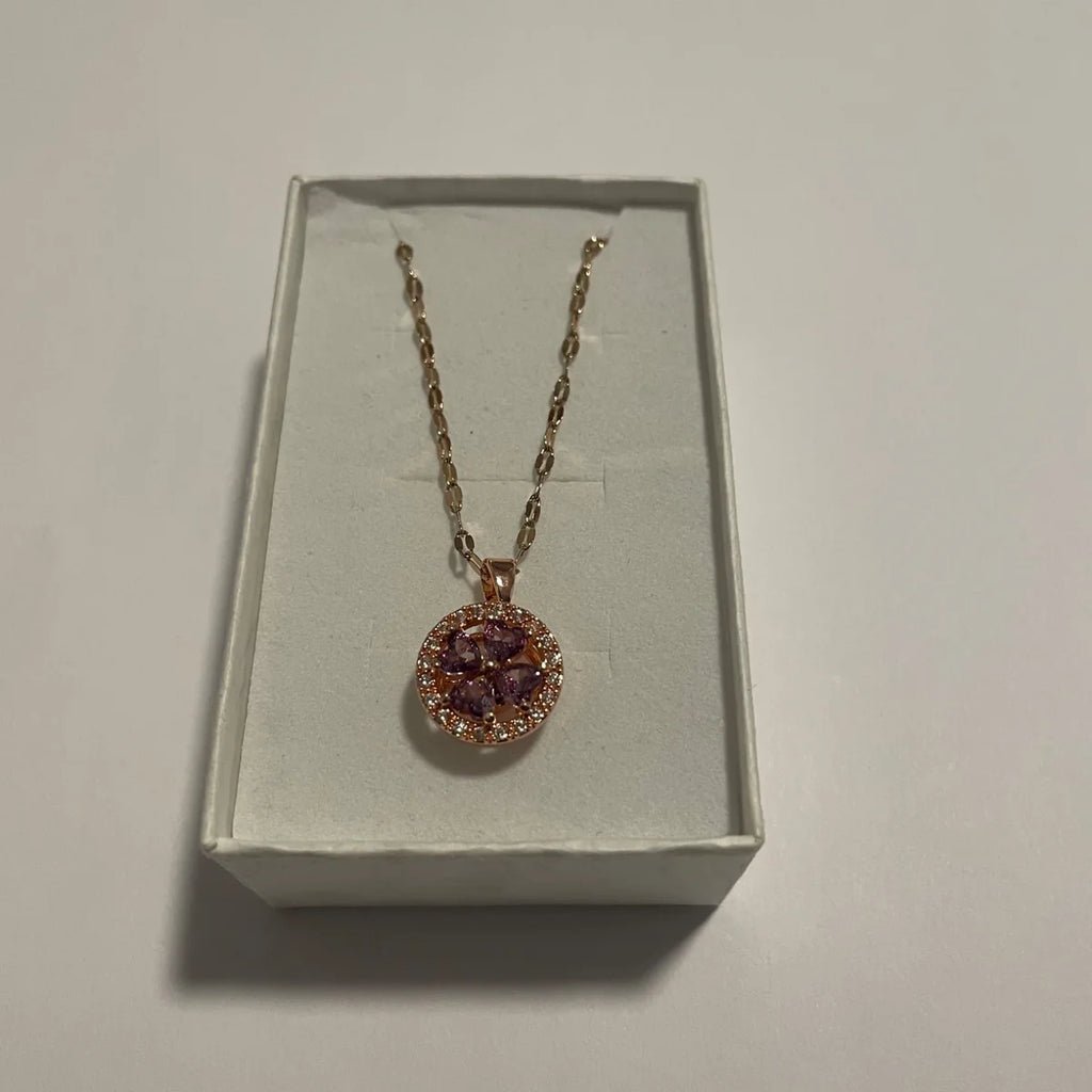 Collier doré avec pendentif rond aux détails violets facettés