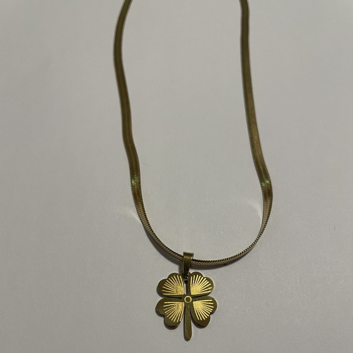 Collier trèfle 4 feuilles doré avec strass central