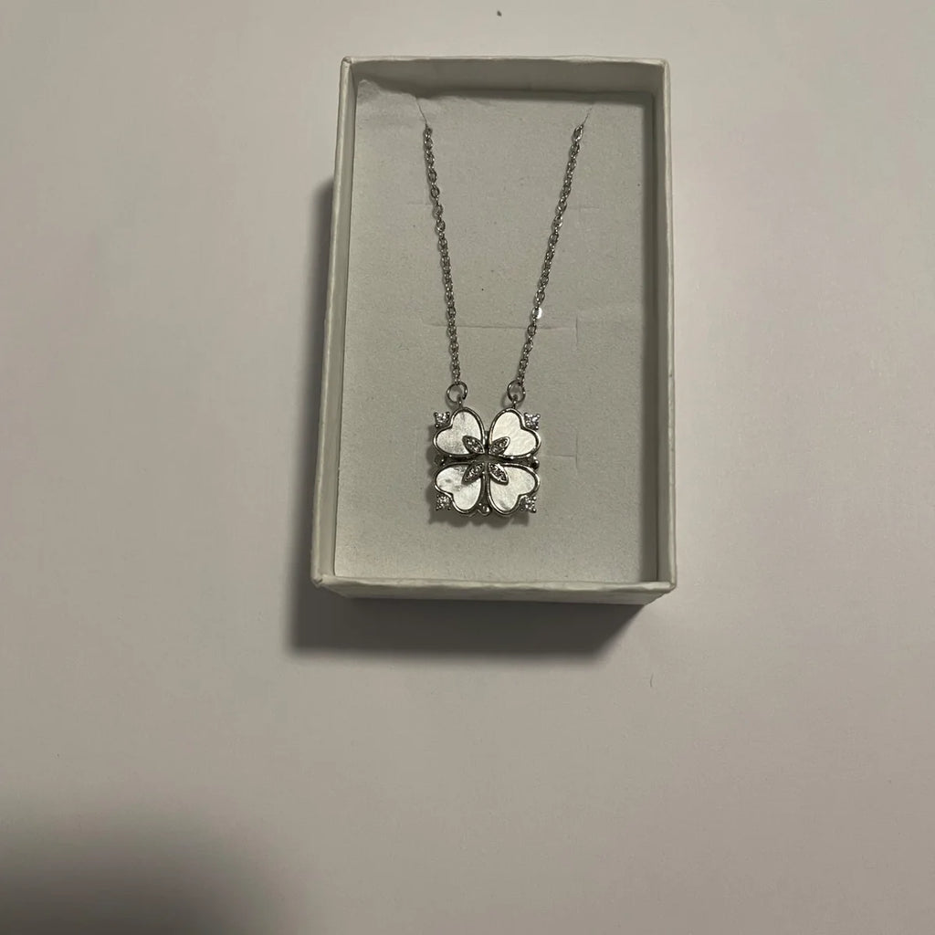 Collier argenté avec pendentif trèfle transformable et éléments blancs effet nacré