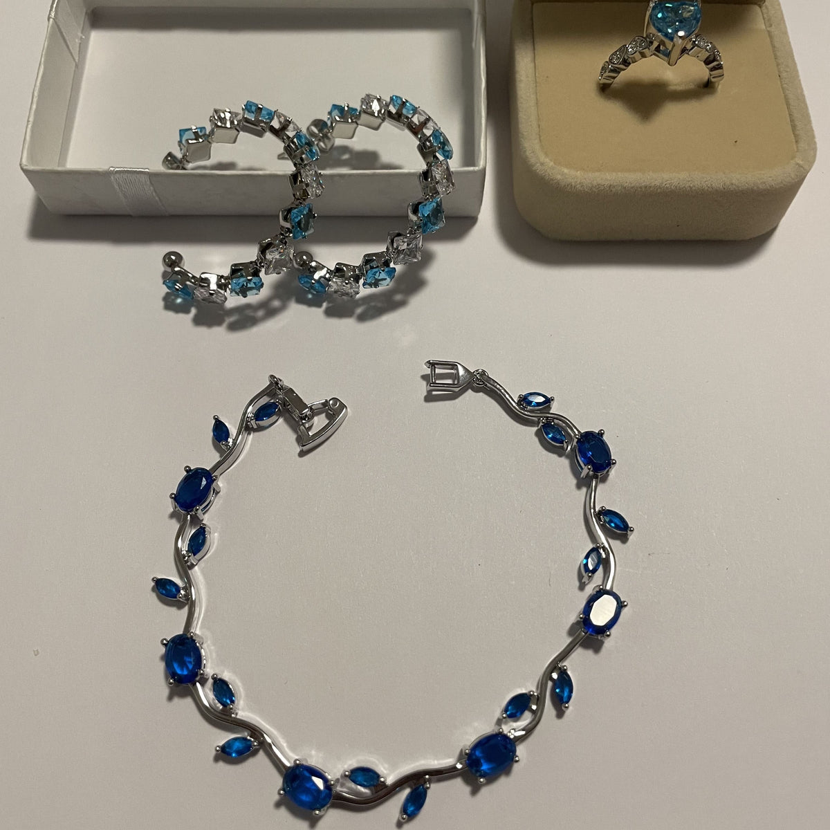 Parure bijoux bleu 3 pièces avec bracelet, boucles et bague