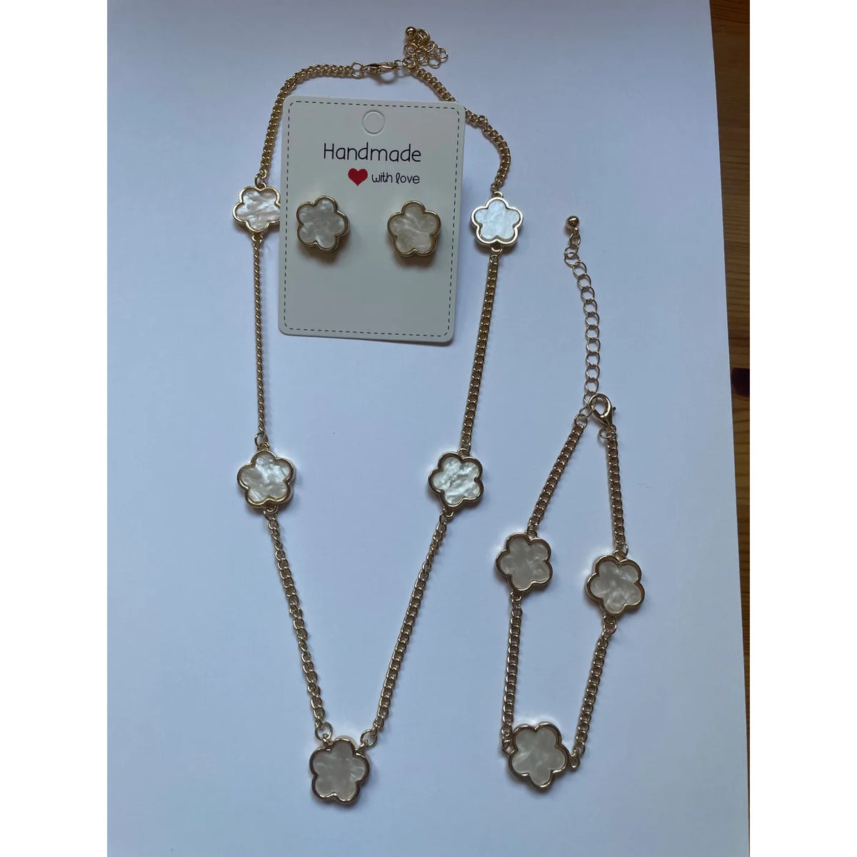Parure bijoux femme blanche et dorée avec collier bracelet et boucles d’oreilles