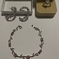 Parure bijoux rose 3 pièces avec bracelet, boucles et bague