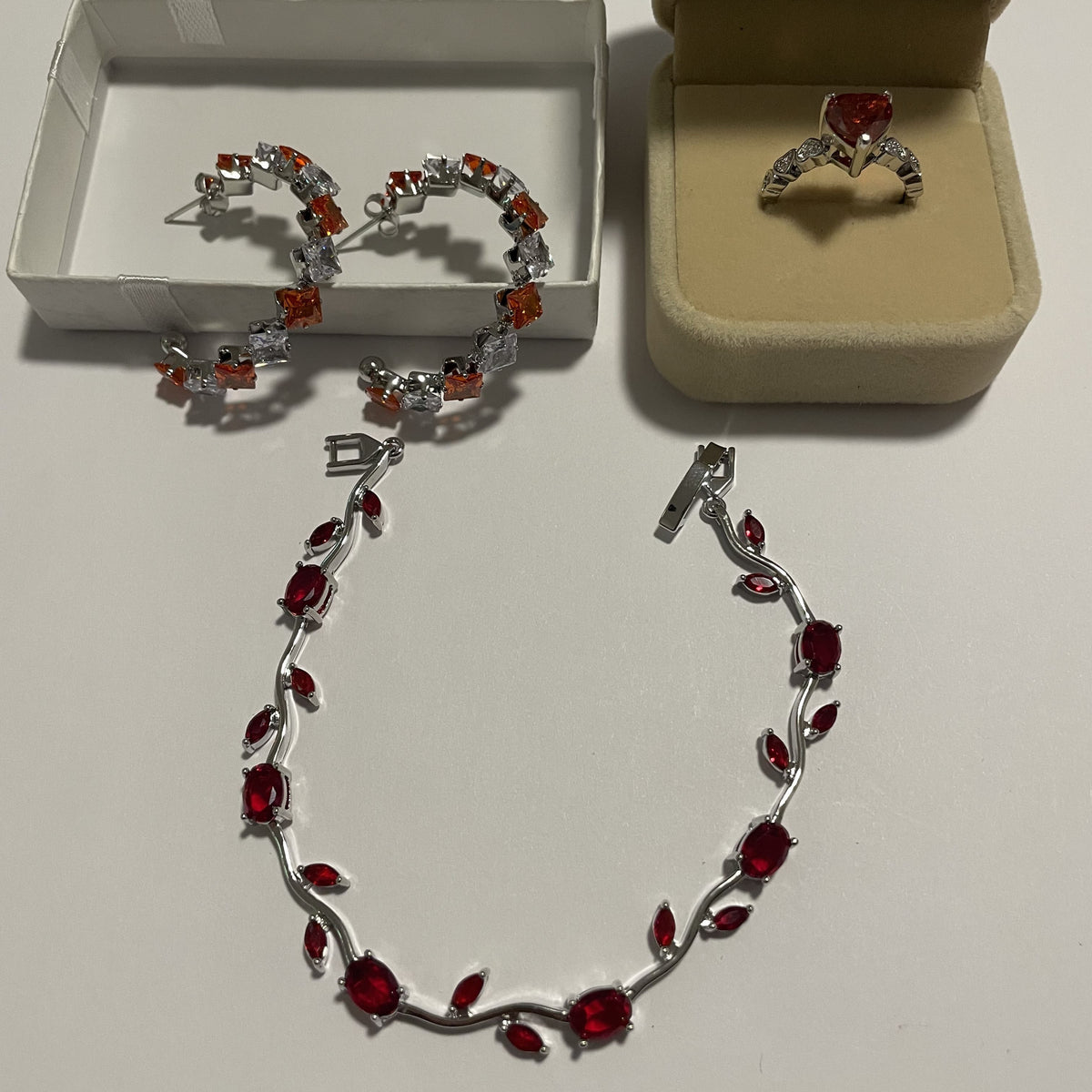Parure bijoux rouge 3 pièces avec bracelet, boucles et bague